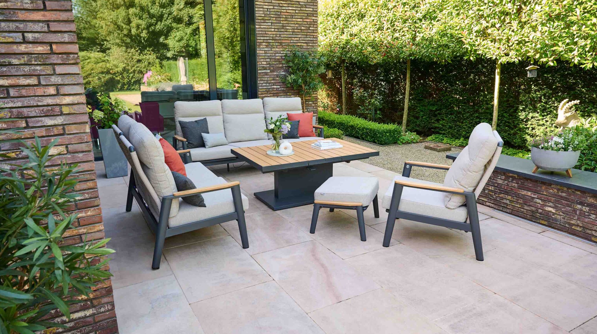 Garten-Lounge-Set im Grünen