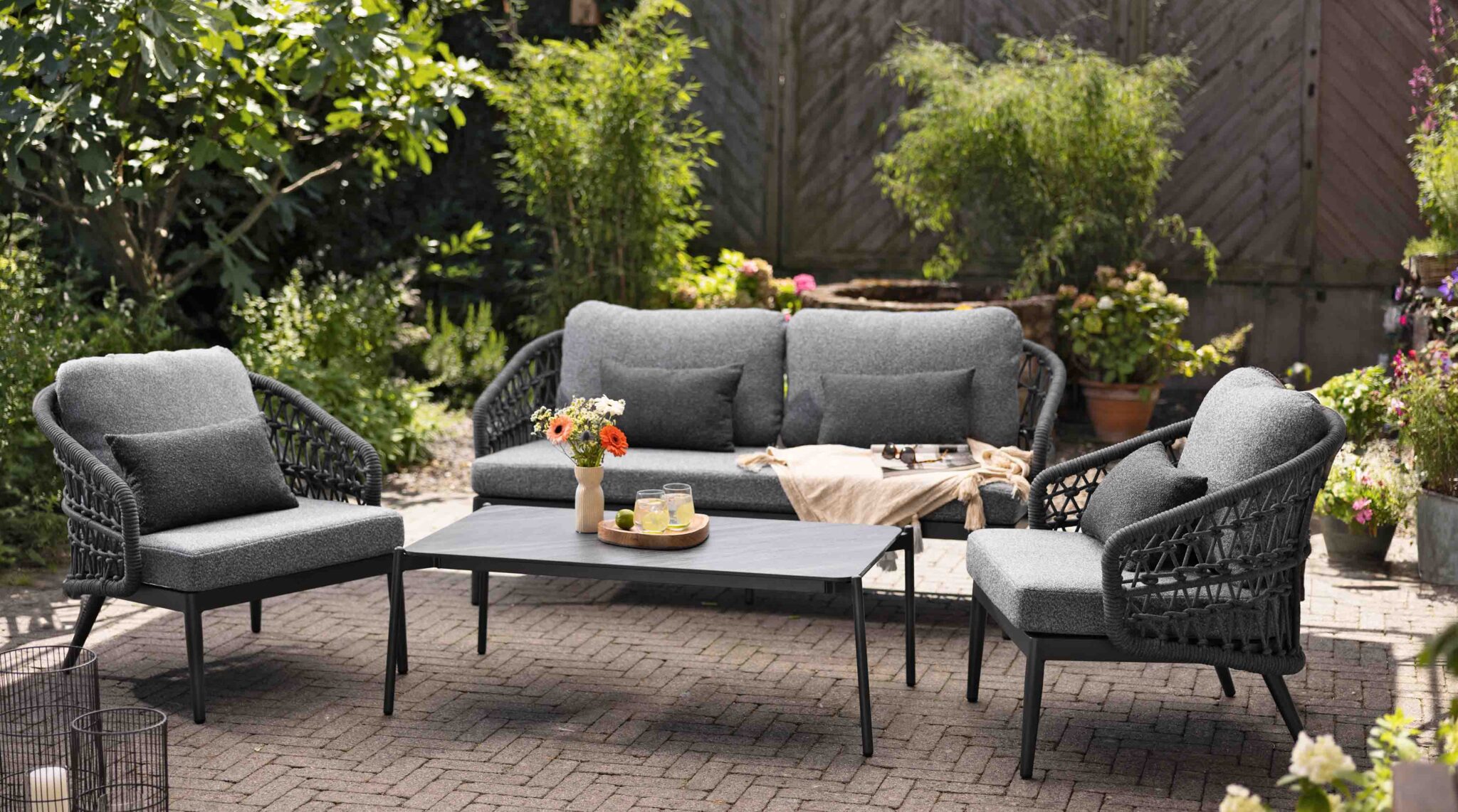 Graue dreiteilige Loungegruppe