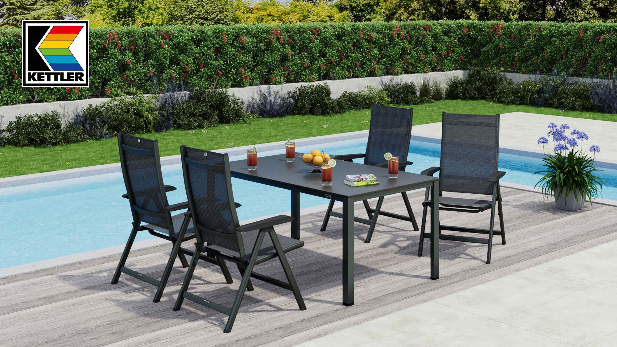 Anthrazitfarbene Essgruppe mit Gartentisch und Stühlen am Pool