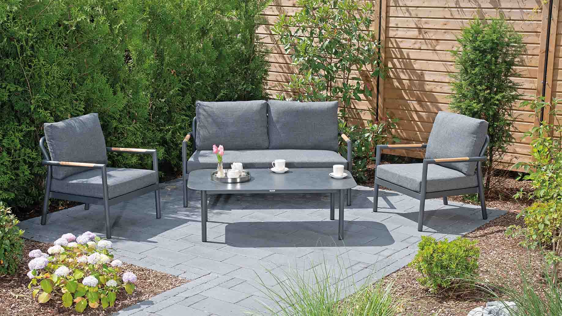 Graues Lounge-Set im Garten