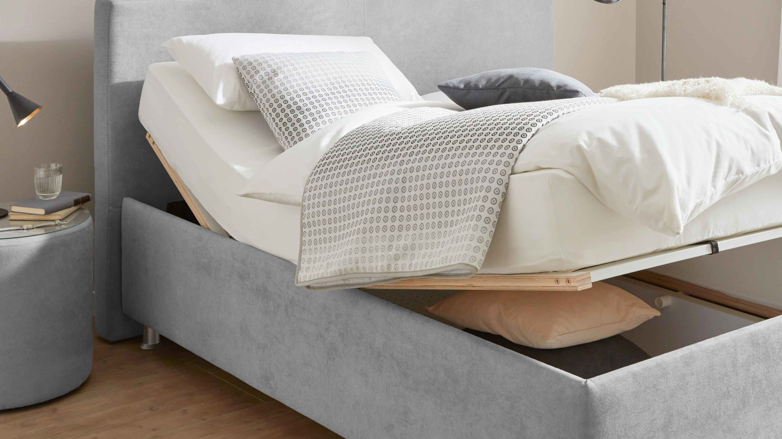 leicht geöffneter bettkasten beim comfortmaster polsterbett oc pb21003