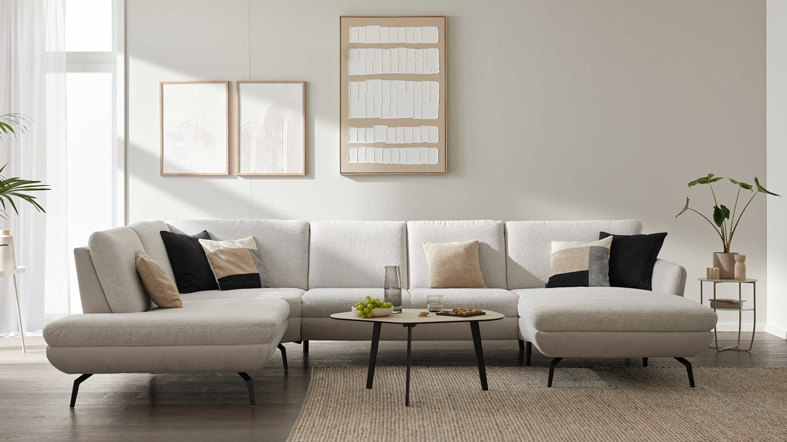 helle wohnlandschaft interliving 4304 mit couchtisch und strukturbilder an der wohnzimmerwand