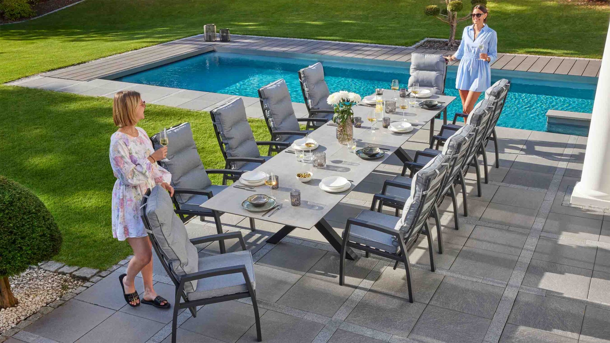Essgruppe am Pool mit zwei Frauen