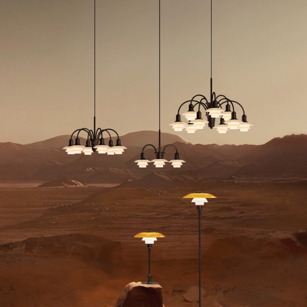 Designleuchten vor einer Berglandschaft