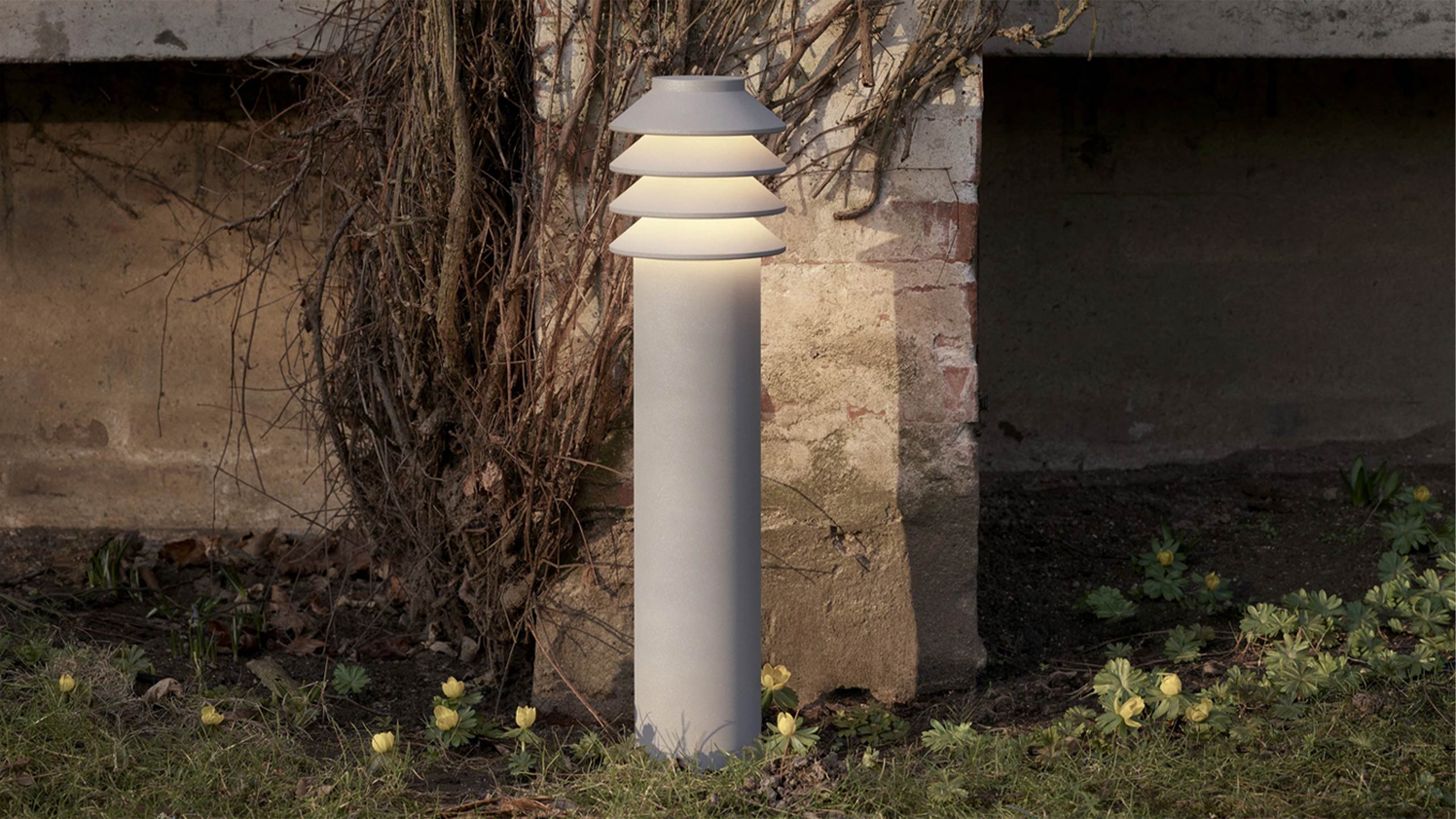 graue louis poulsen bysted pollerlampe draußen